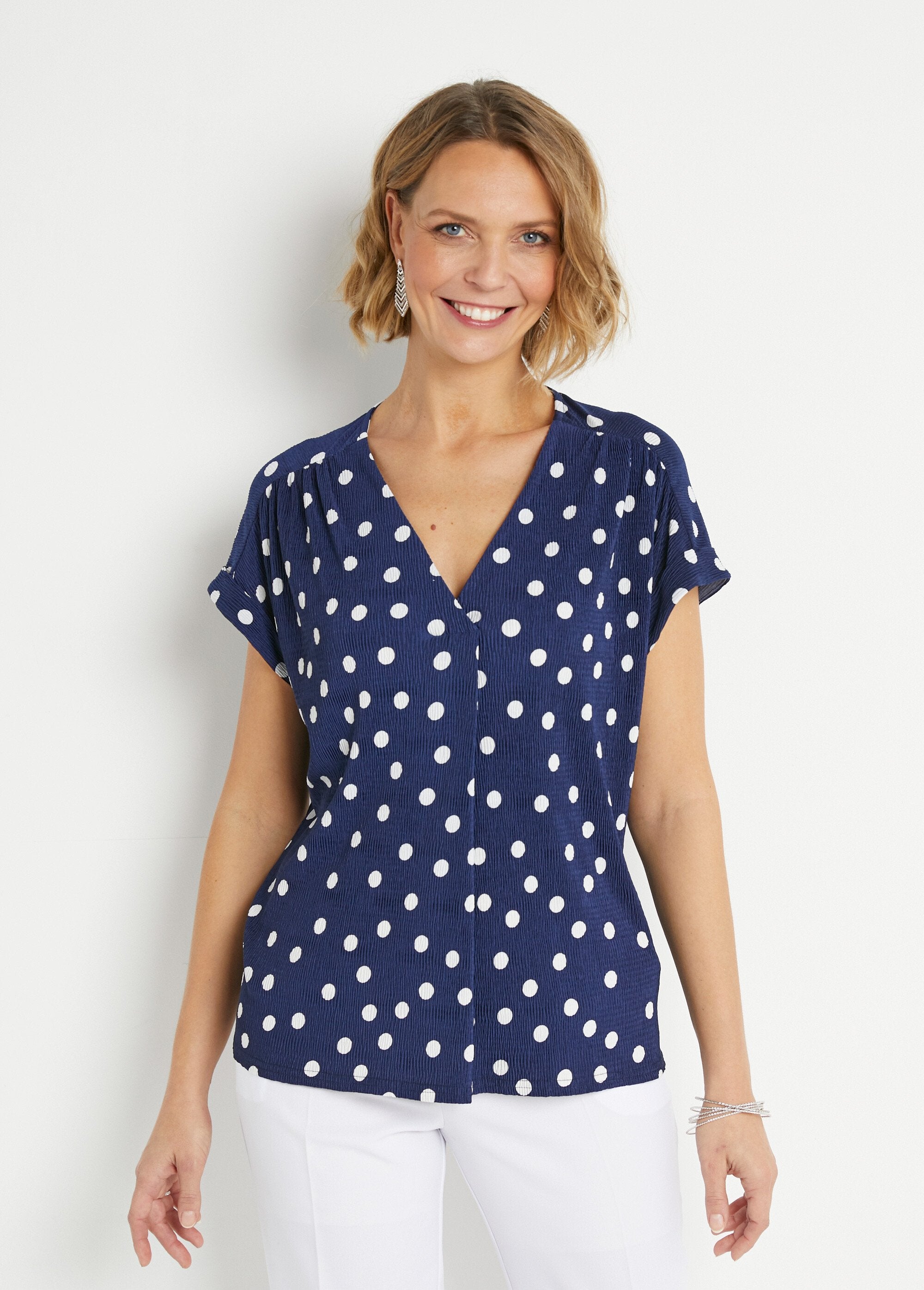 Loose-fitting_polka_dot_print_V-neck_T-shirt_Navy_and_white_FA1_slim