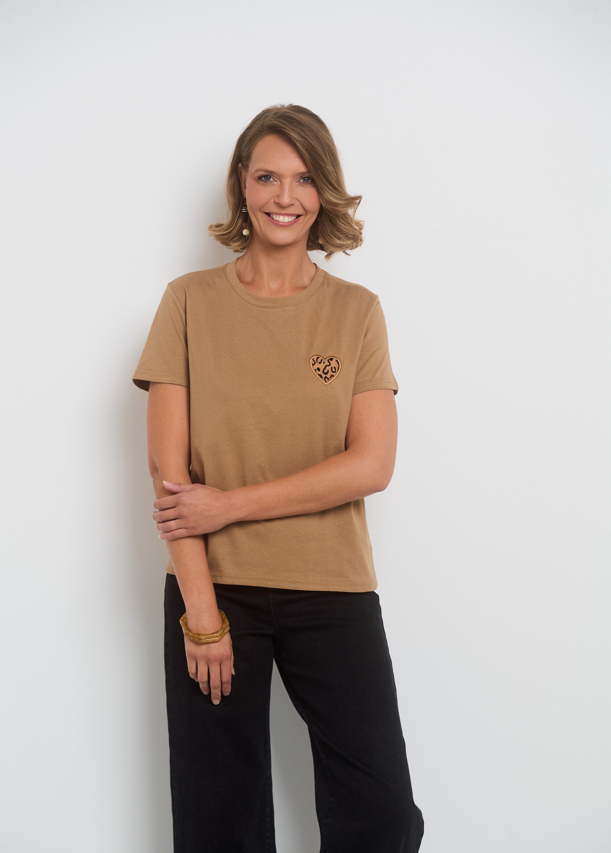 T-shirt_col_rond_coeur_brodé_poitrine_Camel_FA2_slim