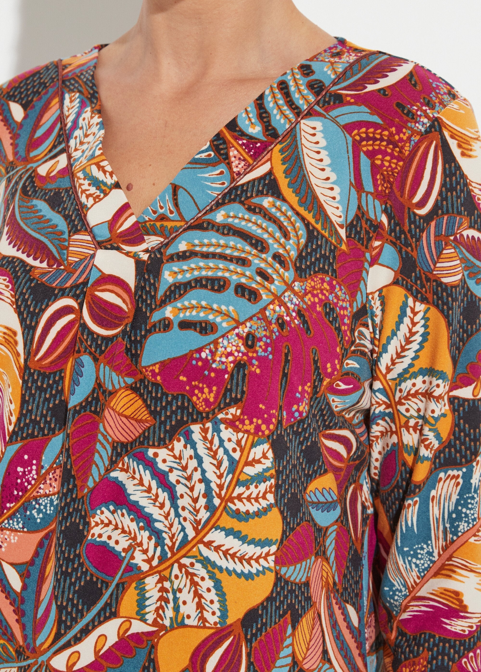 T-shirt_col_V_manches_longues_imprimé_Groseille_et_bleu_DE1_slim