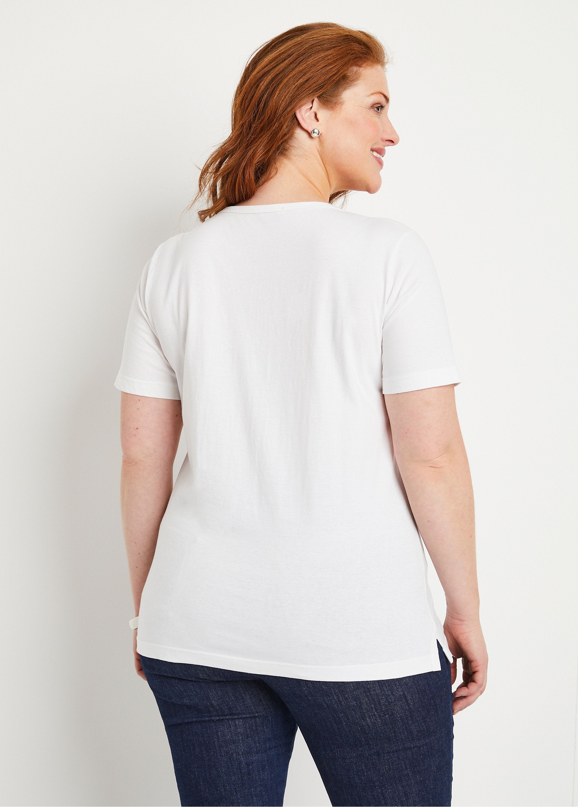 Round_neckline_flower_pattern_t-shirt_White_background_DO1_curvy