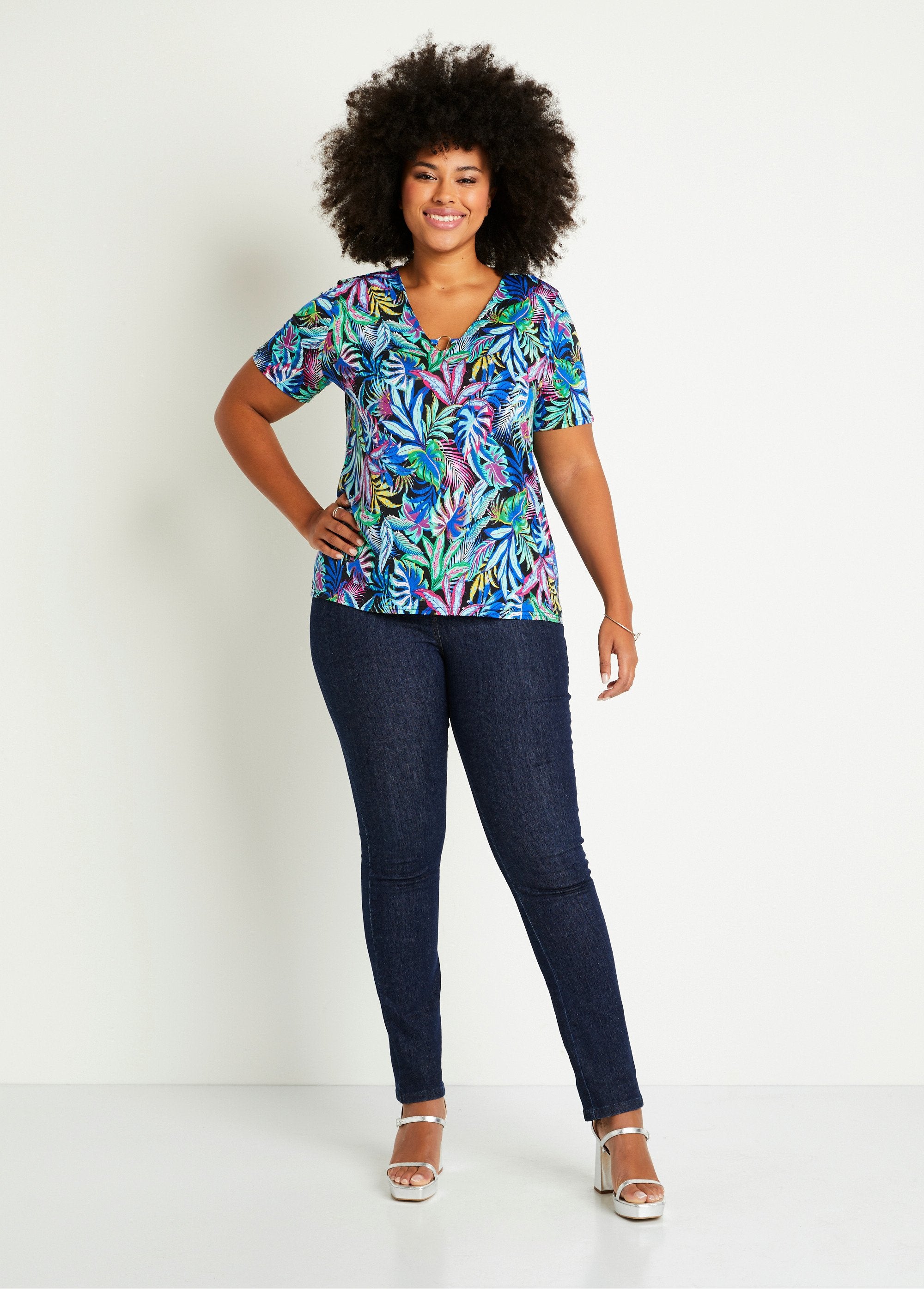 Plain_or_printed_short-sleeved_T-shirt_Blue_print_SF1_curvy