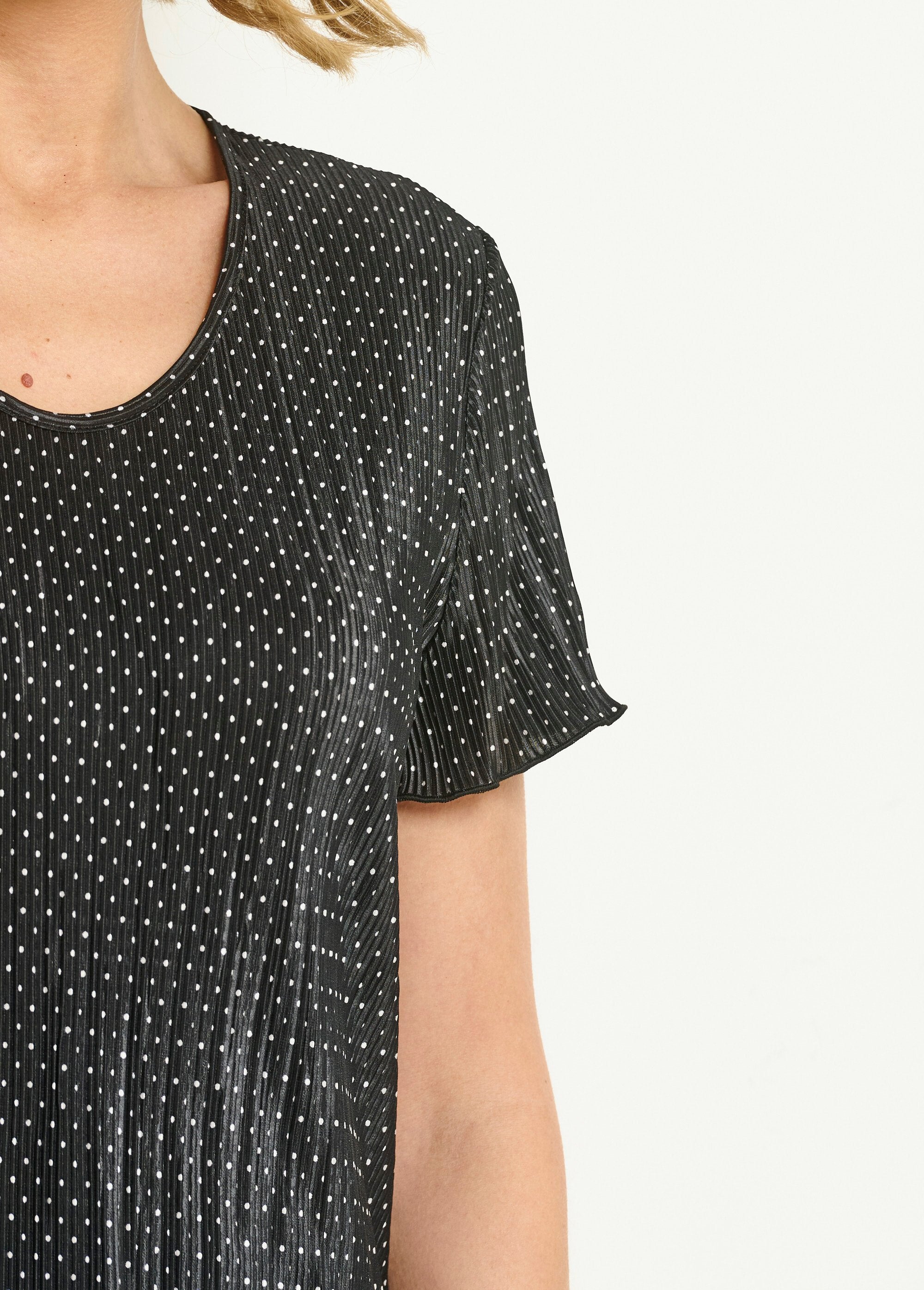 Pleated_polka_dot_t-shirt_with_flared_round_neck_Black_DE3_slim