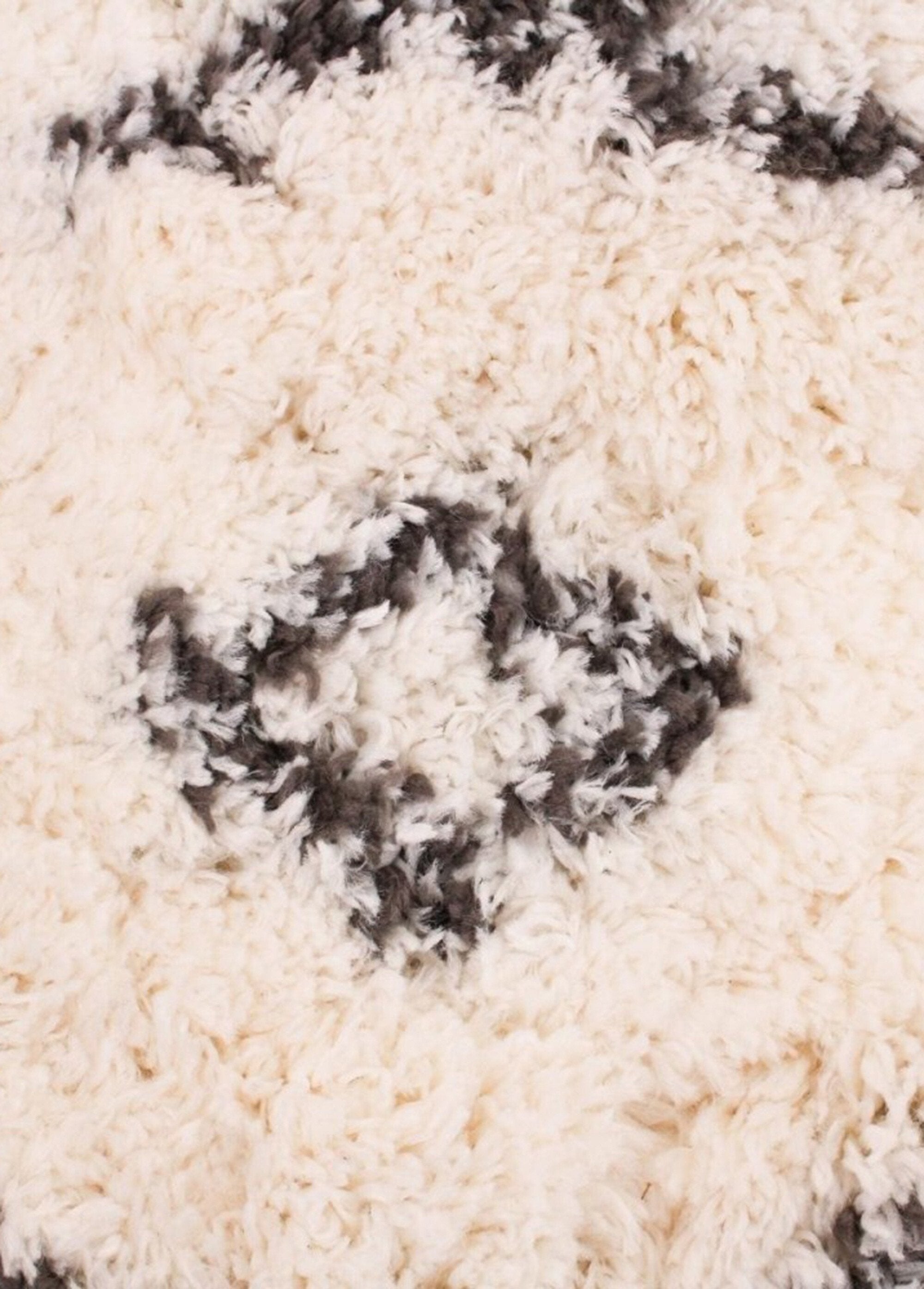 High_pile_diamond_rug,_110x60cm_Black_and_white_DE2_slim