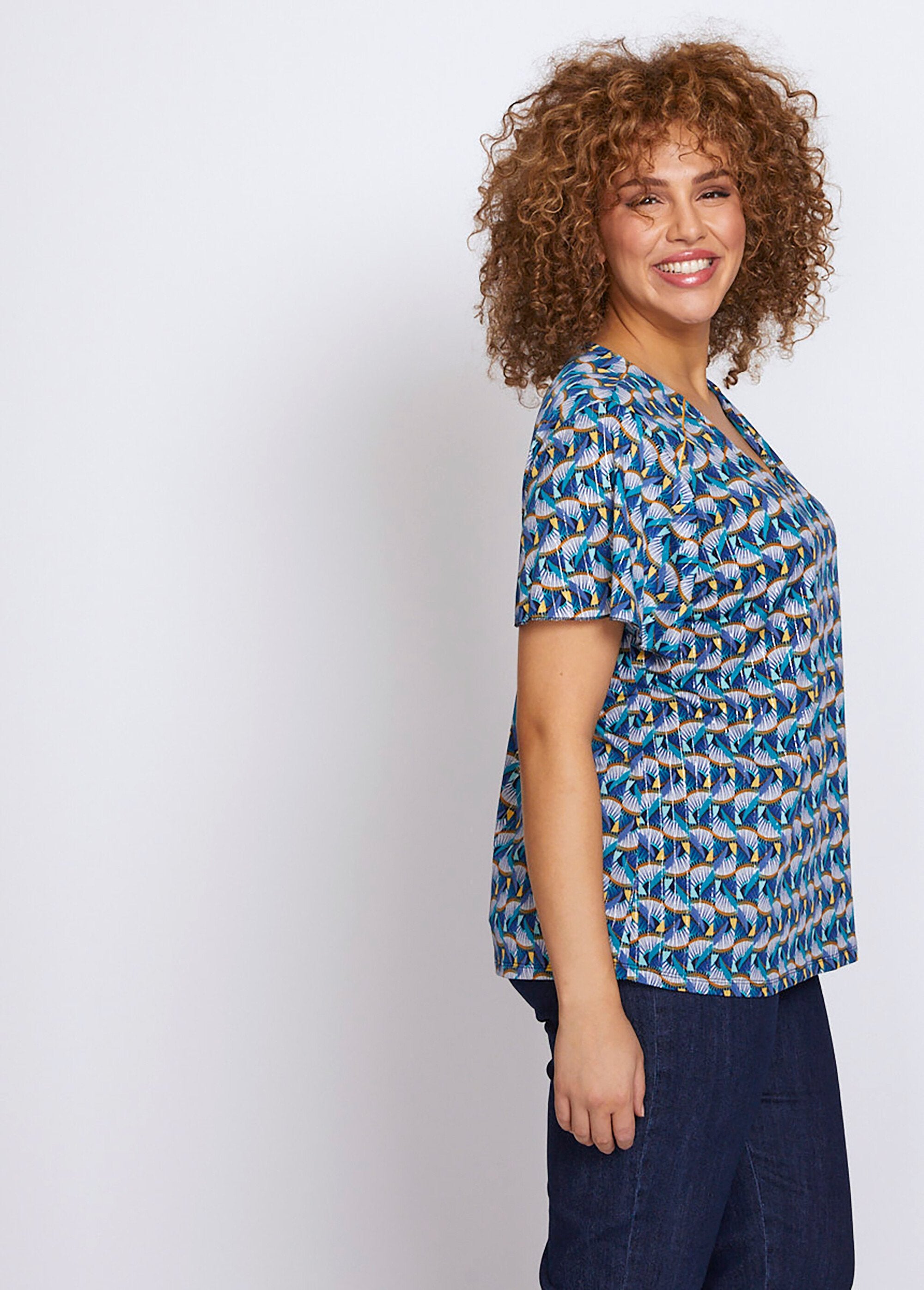 Short_printed_t-shirt_with_butterfly_sleeves_Blue_and_yellow_DR1_curvy