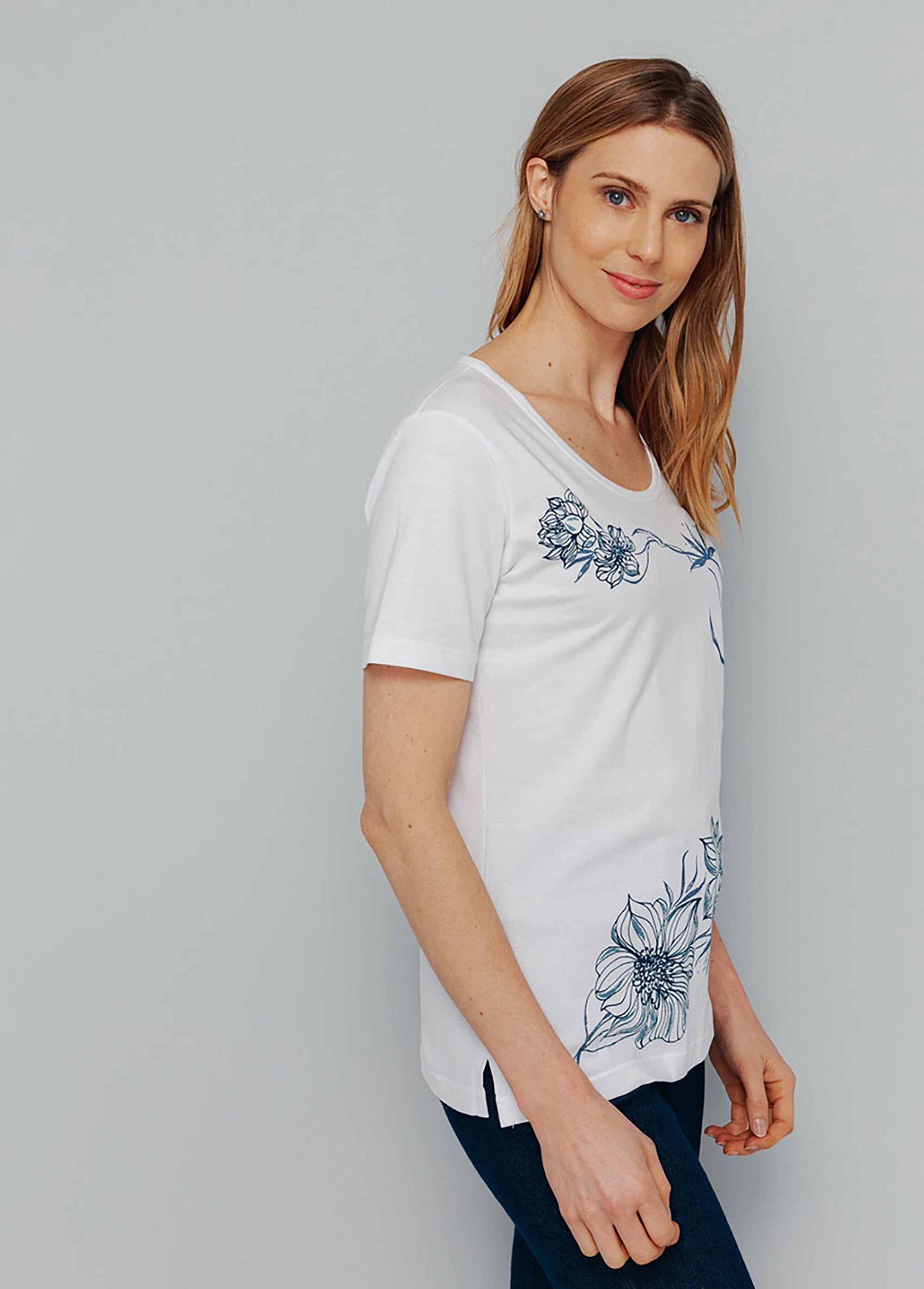 Round_neckline_flower_pattern_t-shirt_White_background_DR1_slim