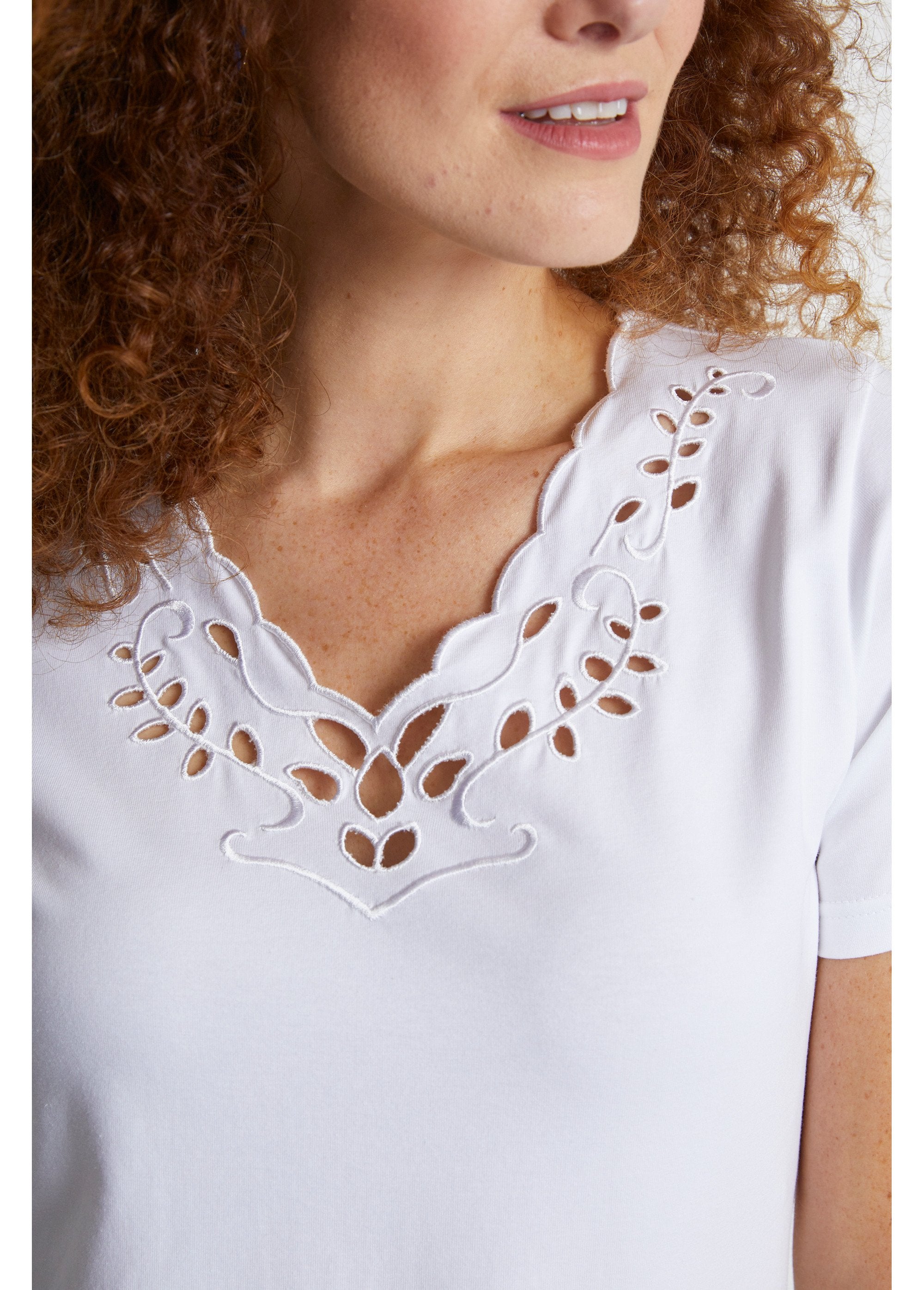 Embroidered_openwork_V-neck_T-shirt_White_DE2_slim