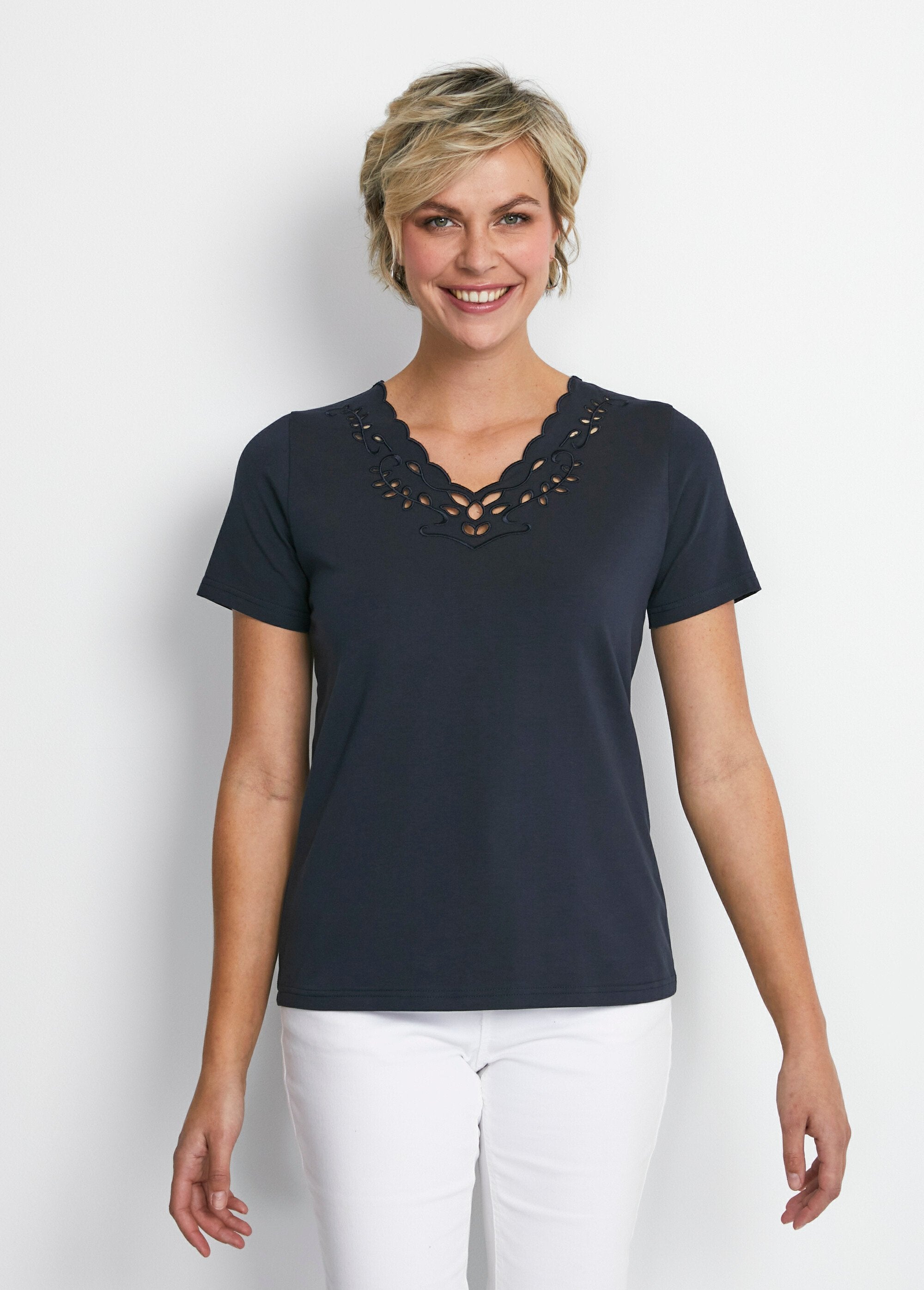 Embroidered_openwork_V-neck_T-shirt_Marine_FA1_slim