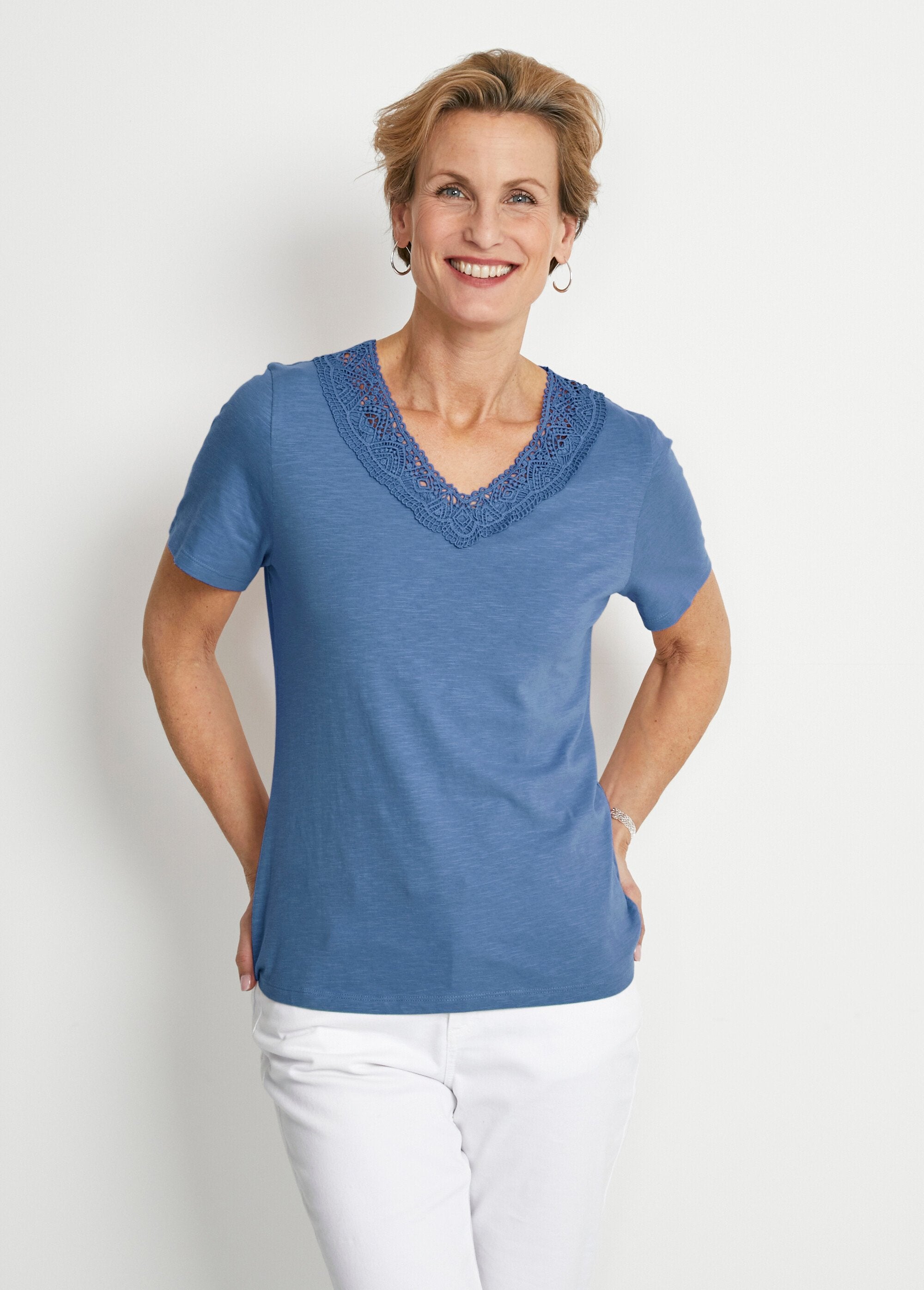 Short-sleeved_cotton_and_macramé_T-shirt_Blue_FA1_slim