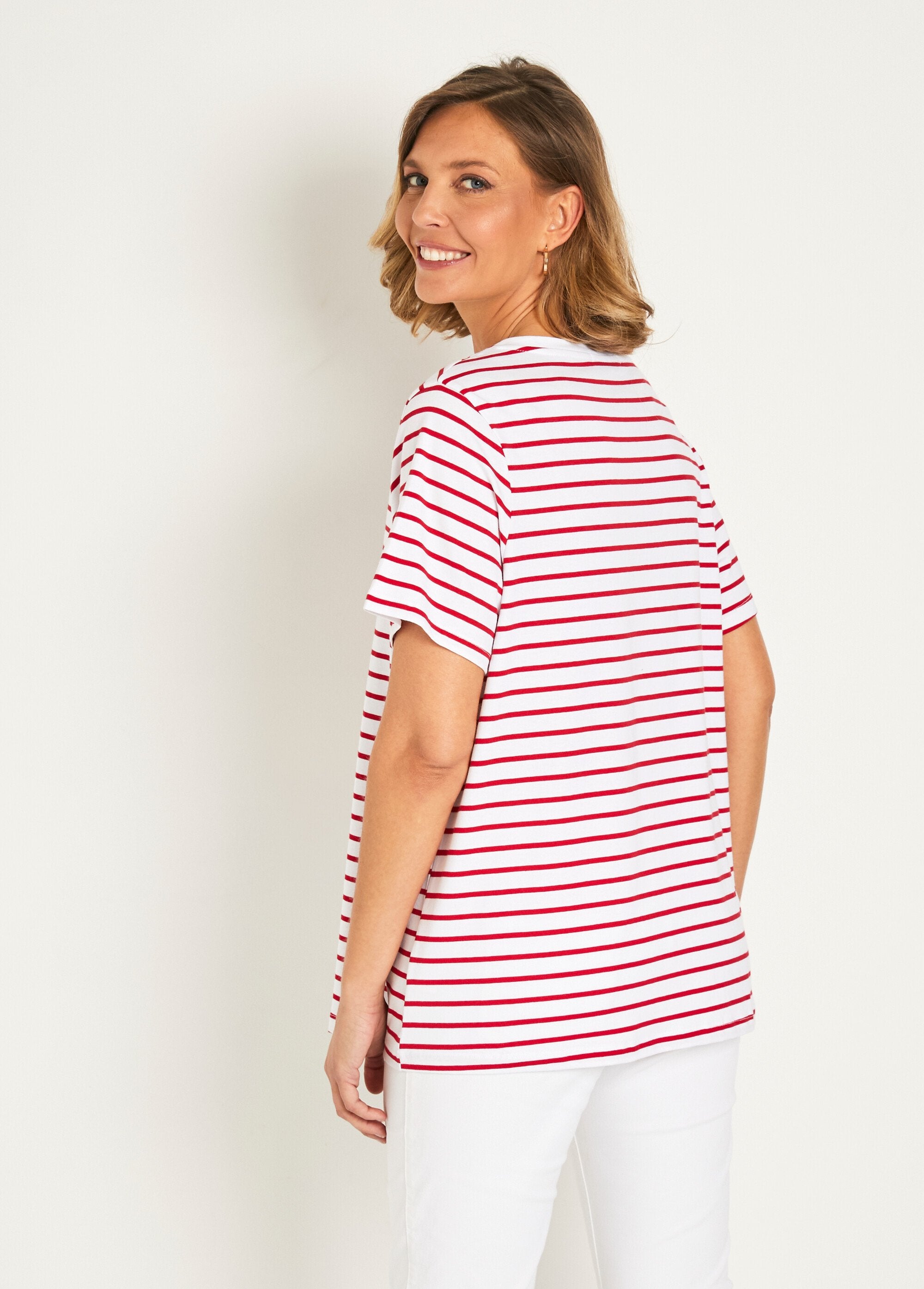 T-shirt_rayé_col_V_avec_broderie_coeur_Raye_rouge_DO1_slim