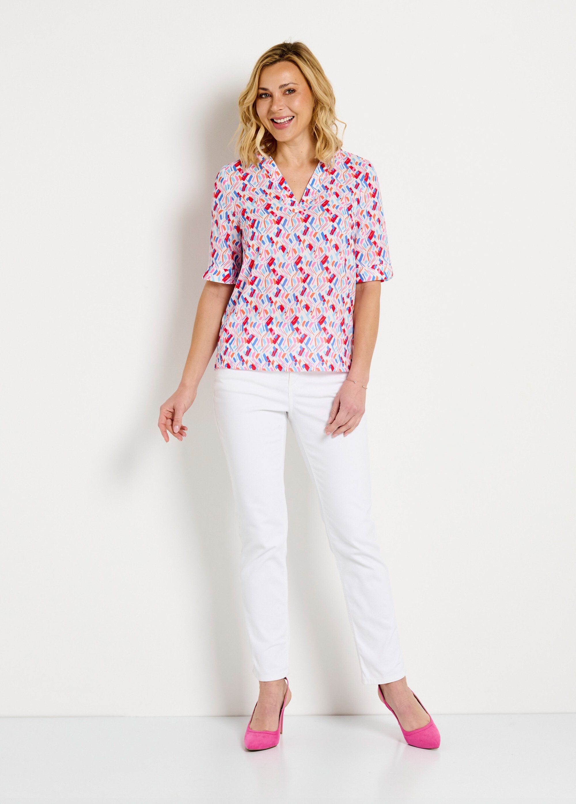 Straight_V-neck_tunic_with_short_printed_sleeves_Blue_and_pink_SF1_slim