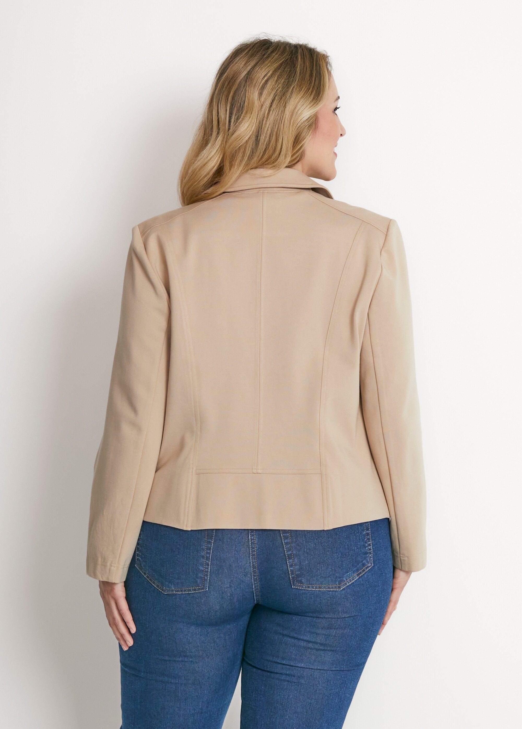 Short_straight_zipped_jacket_in_Milano_knit_Sand_DO1_curvy