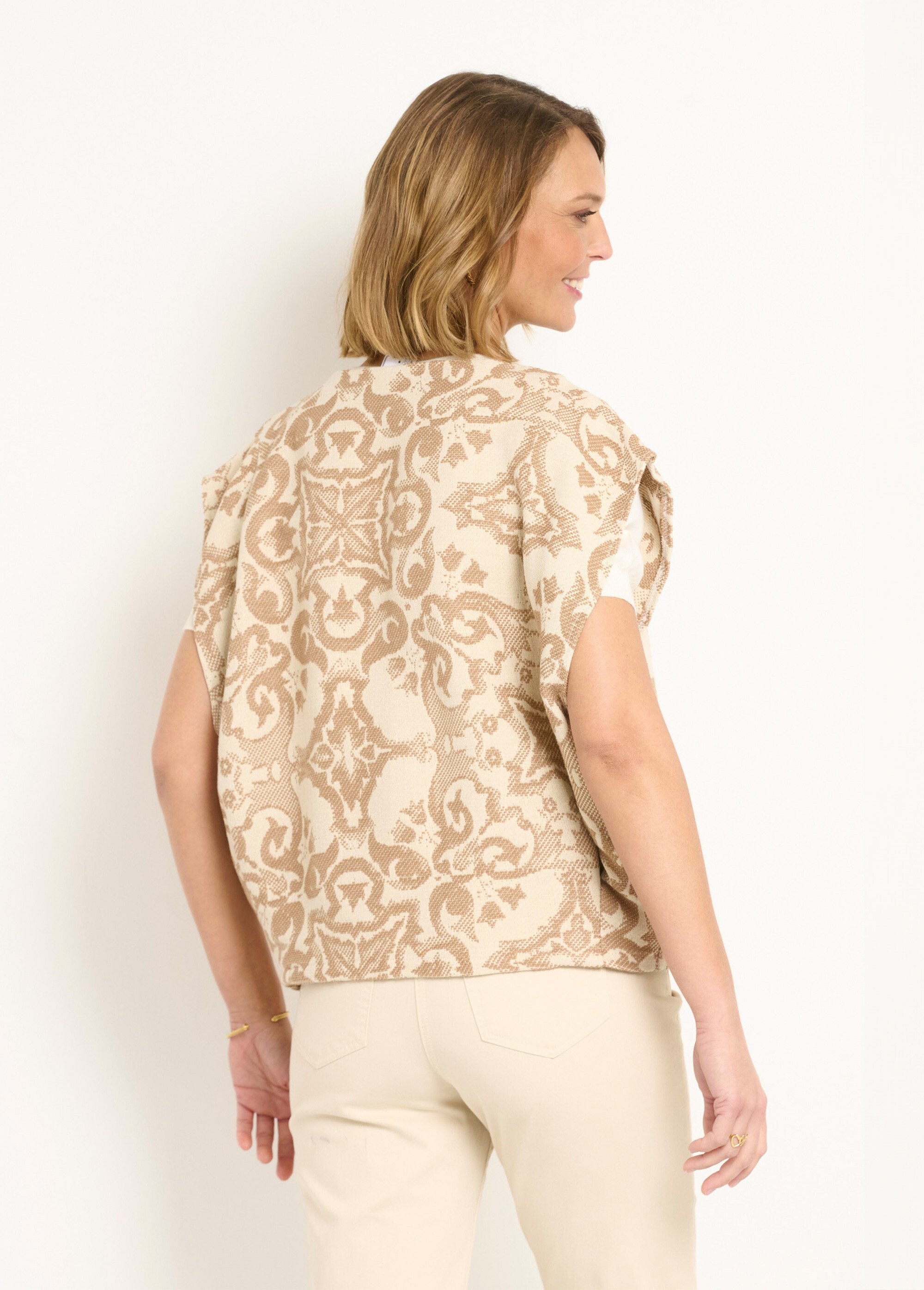 Sleeveless_round-neck_jacquard_jacket_Beige_DO1_slim