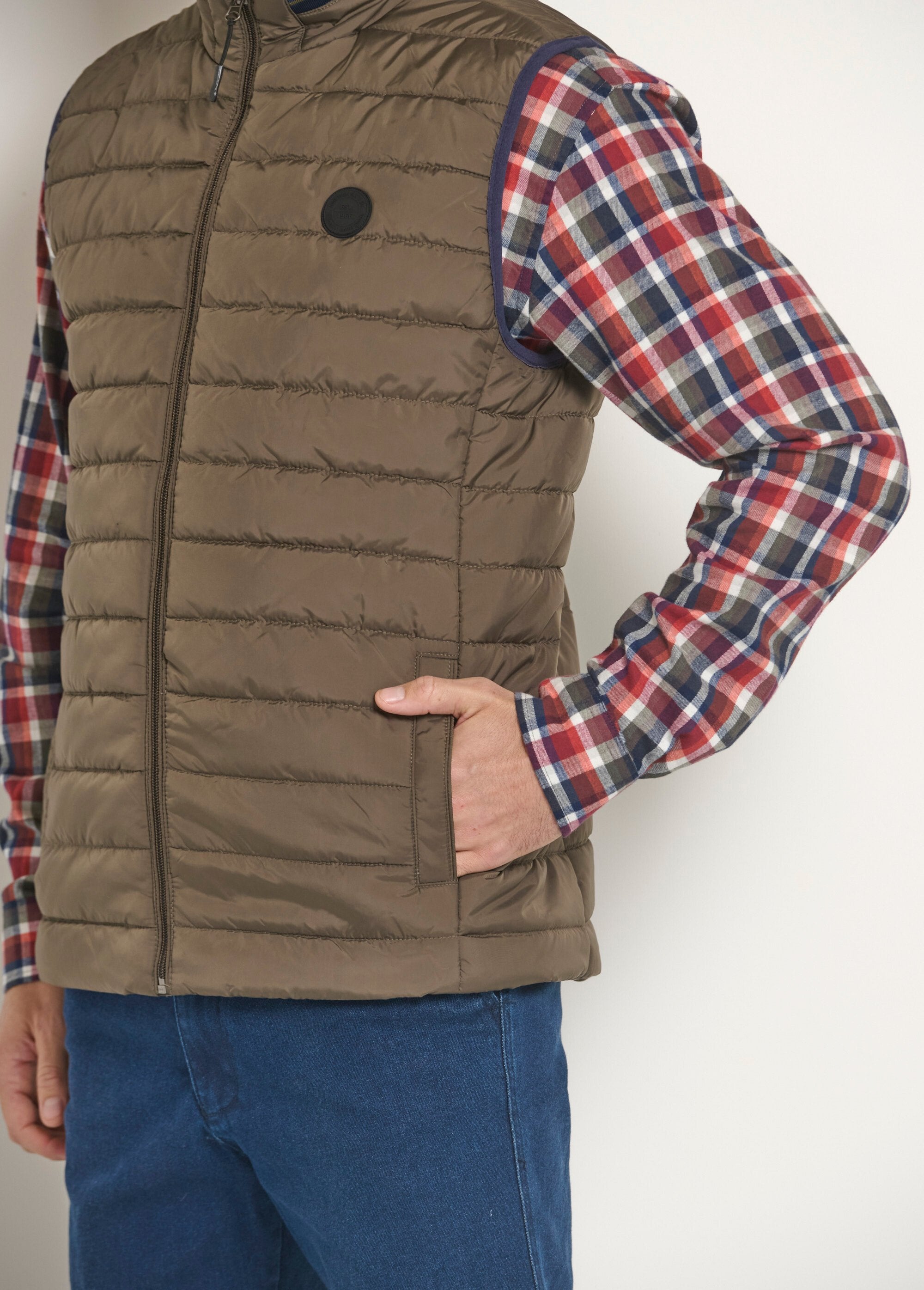 Sleeveless_water-repellent_quilted_jacket_Khaki_DE2_slim