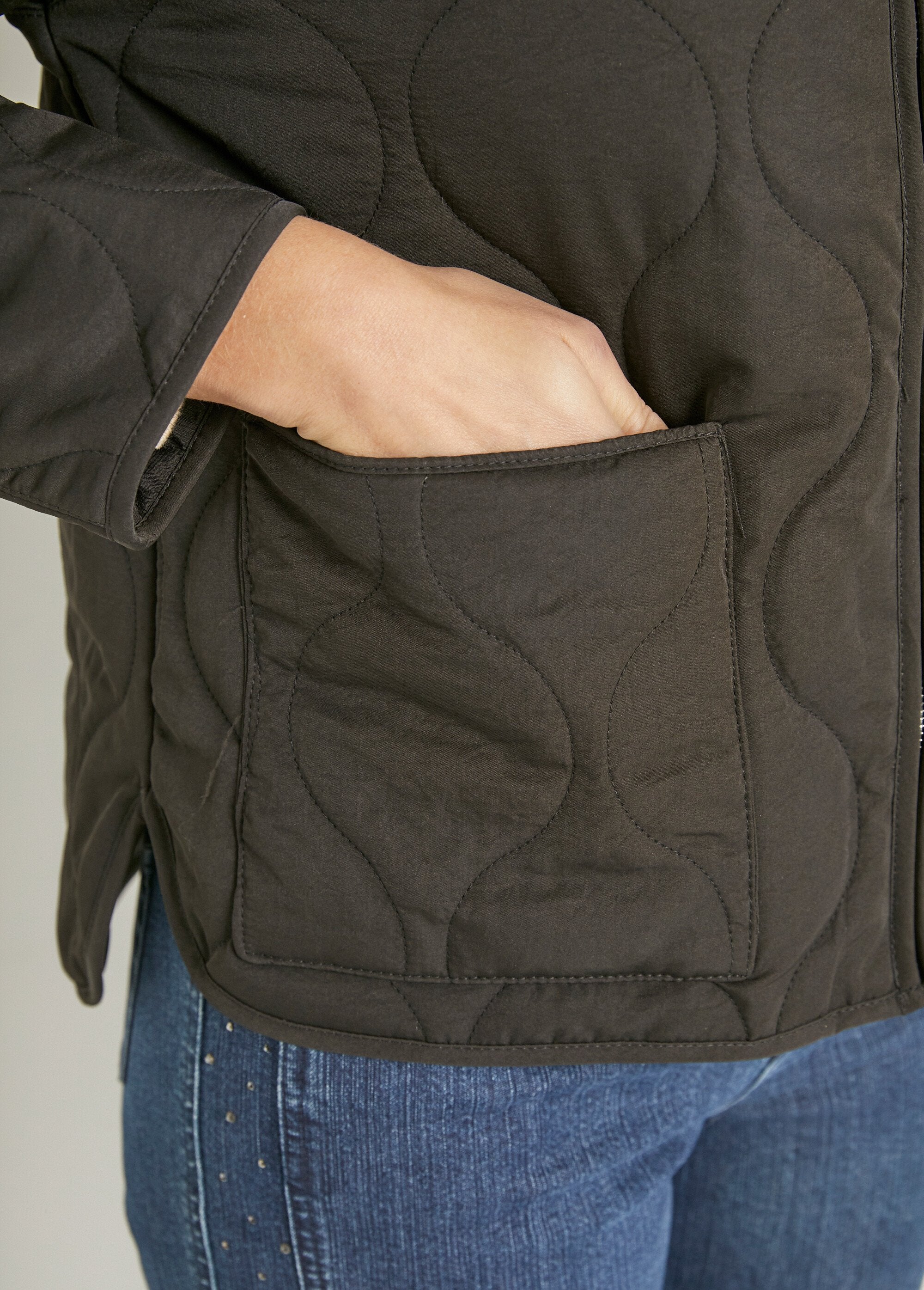 Plain_quilted_jacket_with_zipper_and_topstitching_Black_DE2_slim