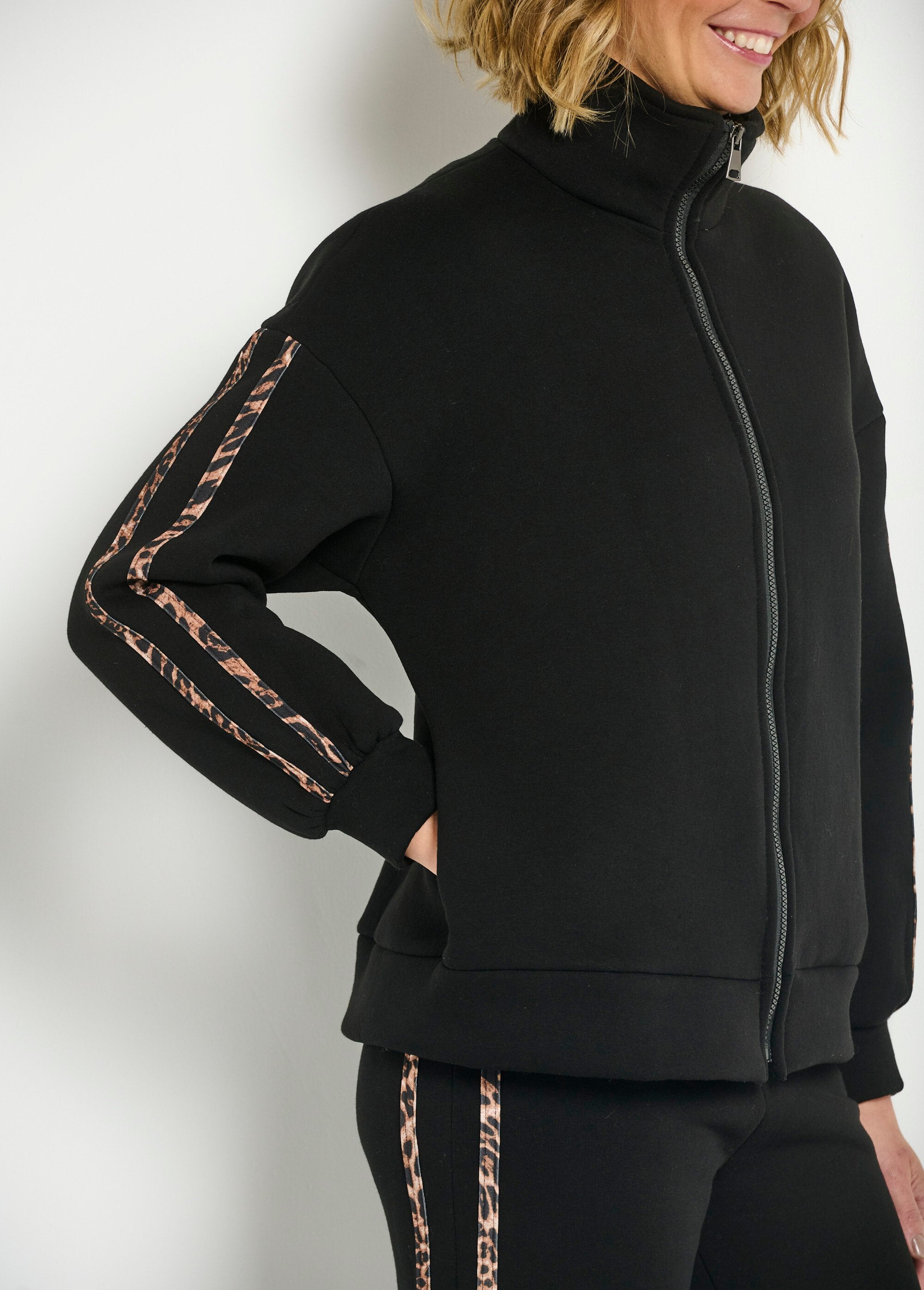 Comfort_fleece_jacket_with_leopard_stripes_Black_DE2_slim